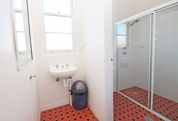 Regadera con hidromasaje, amenidades de baño gratuitas, toallas 