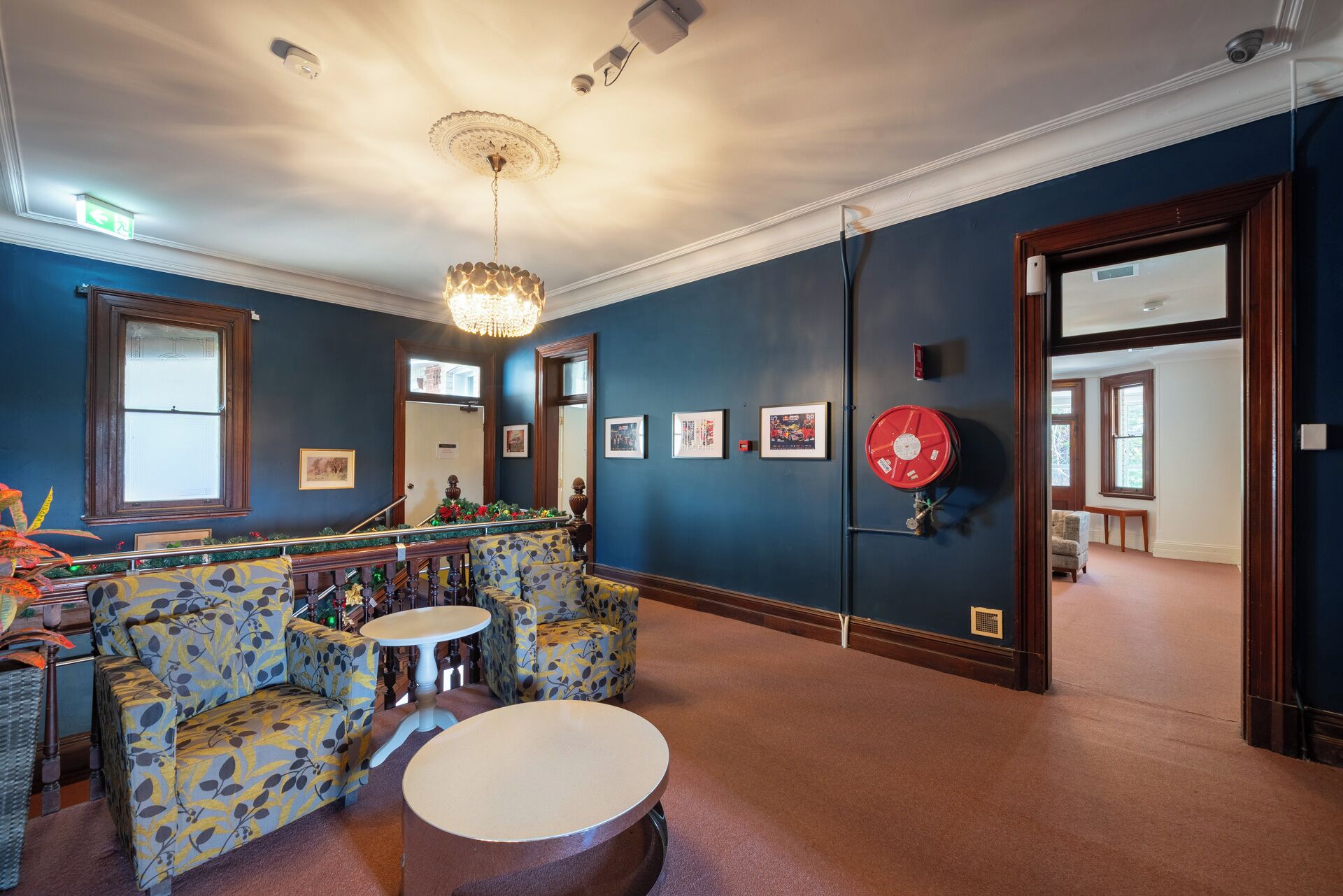 Lobby-lounge