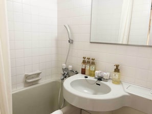 Combined shower/bathtub, deep-soaking bathtub, free toiletries