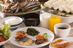 Petit-déjeuner buffet (920 JPY par personne)