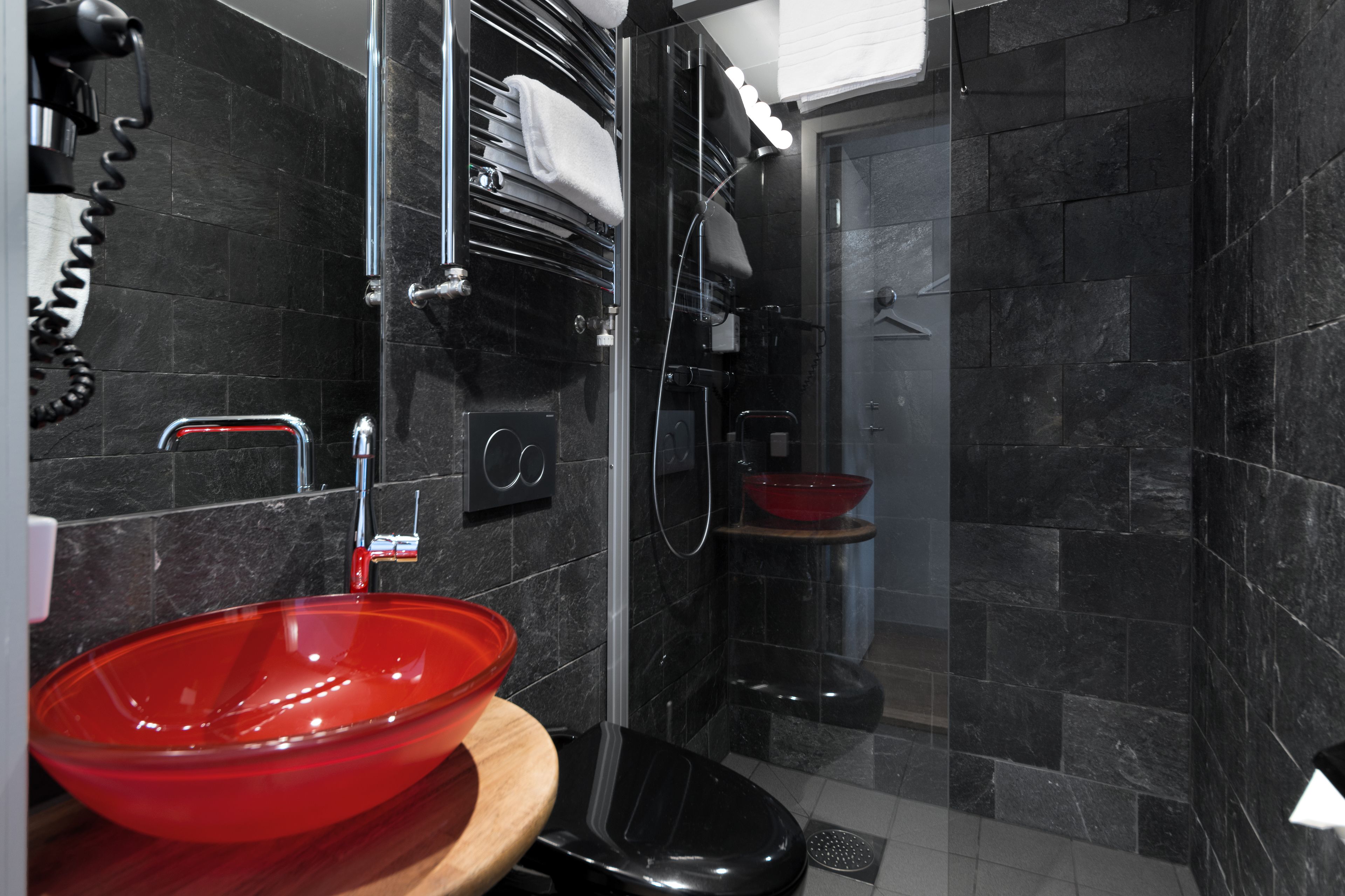 economy double room | bathroom | shower, hair dryer, towels