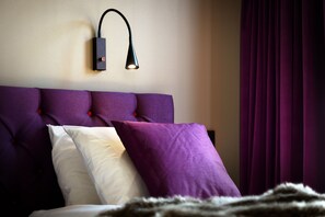 Economy Double Room (Width: 140 cm / 55 inches) | Decoración personalizada, muebles diferentes, escritorio y wifi gratis 
