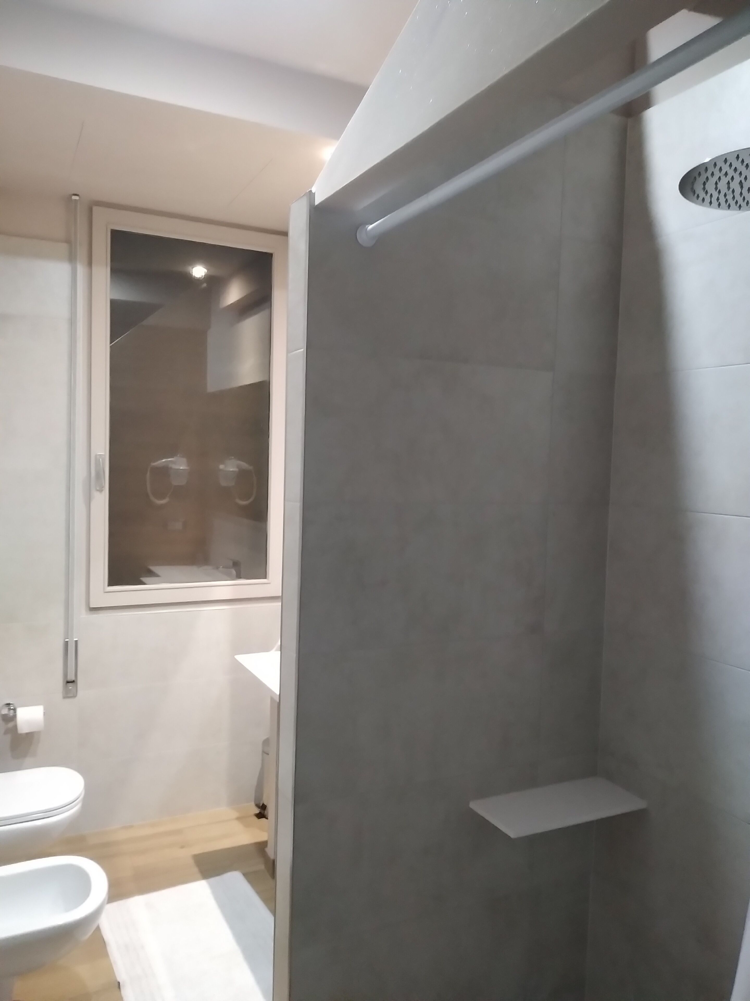 Douche, sèche-cheveux, bidet, serviettes fournies