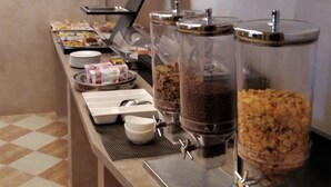 Ein reichhaltiges Buffet mit verschiedenen Speisen und Behältern.