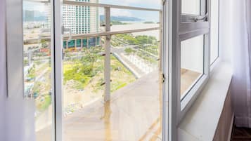 Habitación doble Deluxe, vista al río | Vista a la calle