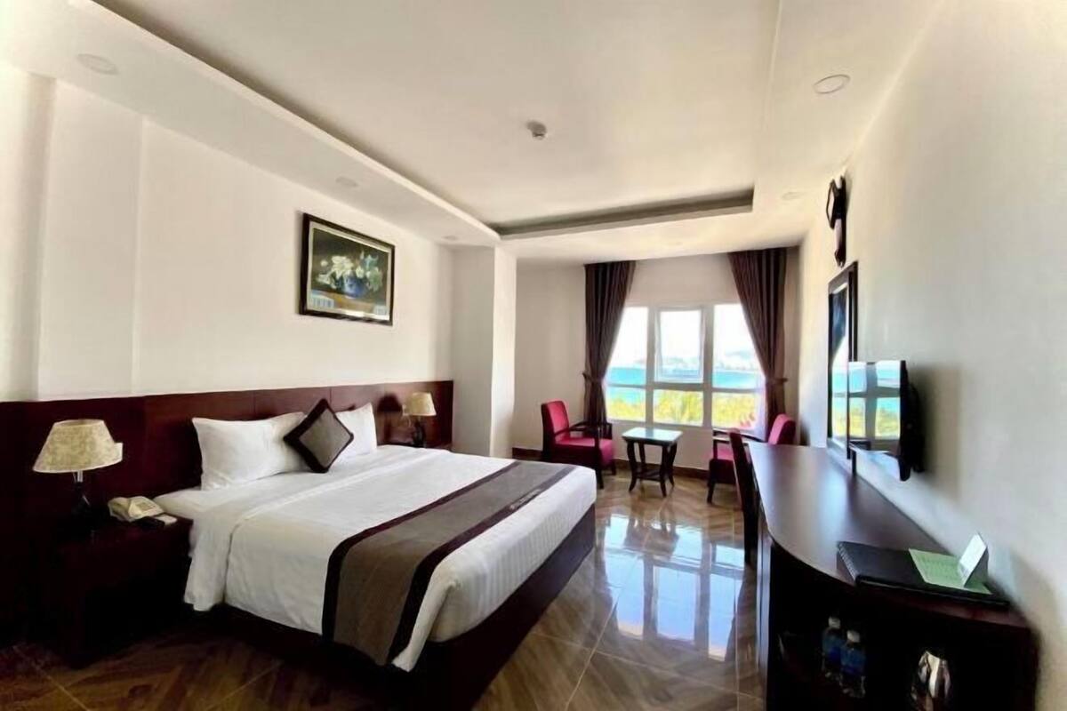 Roupas de cama premium, frigobar, cofres nos quartos, escrivaninha