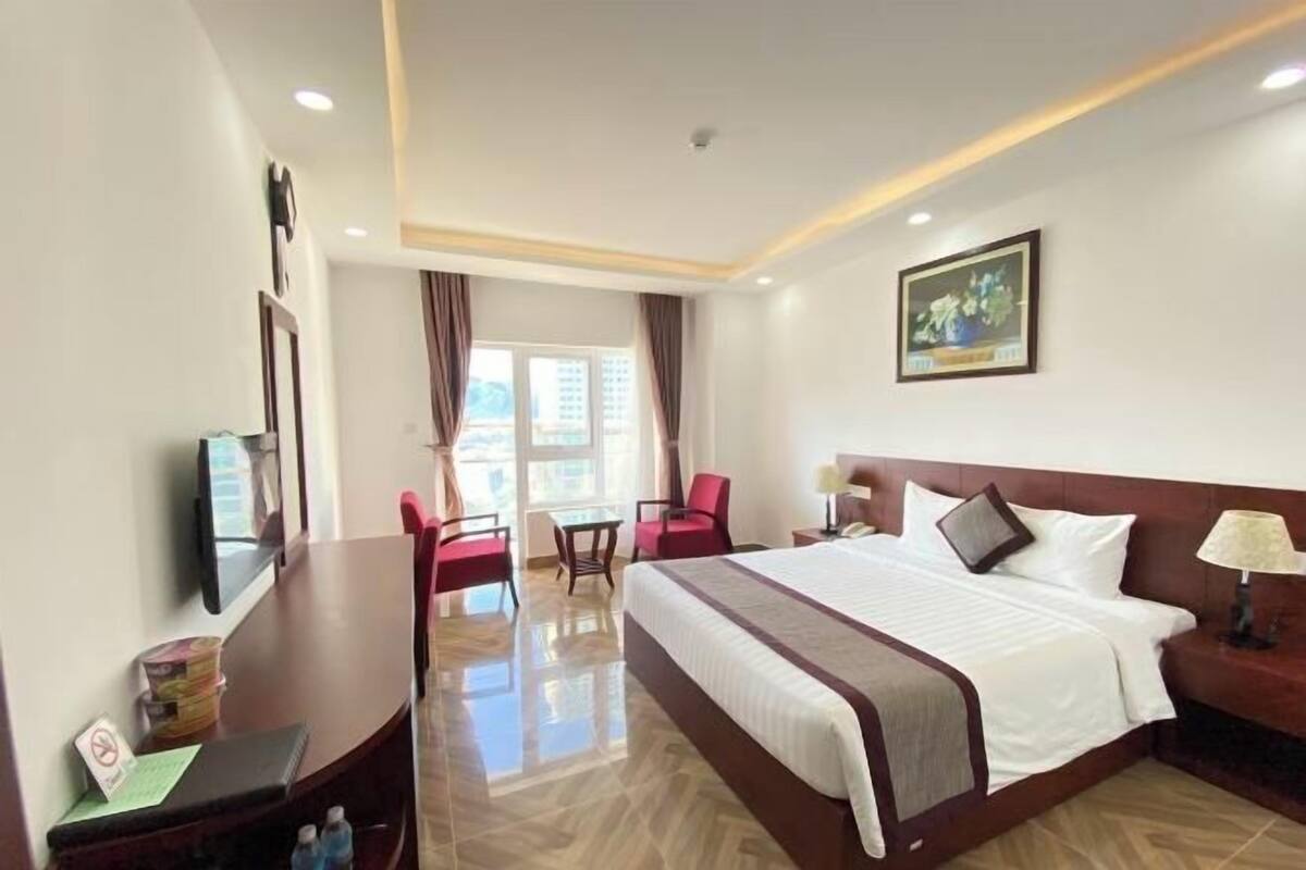 Roupas de cama premium, frigobar, cofres nos quartos, escrivaninha