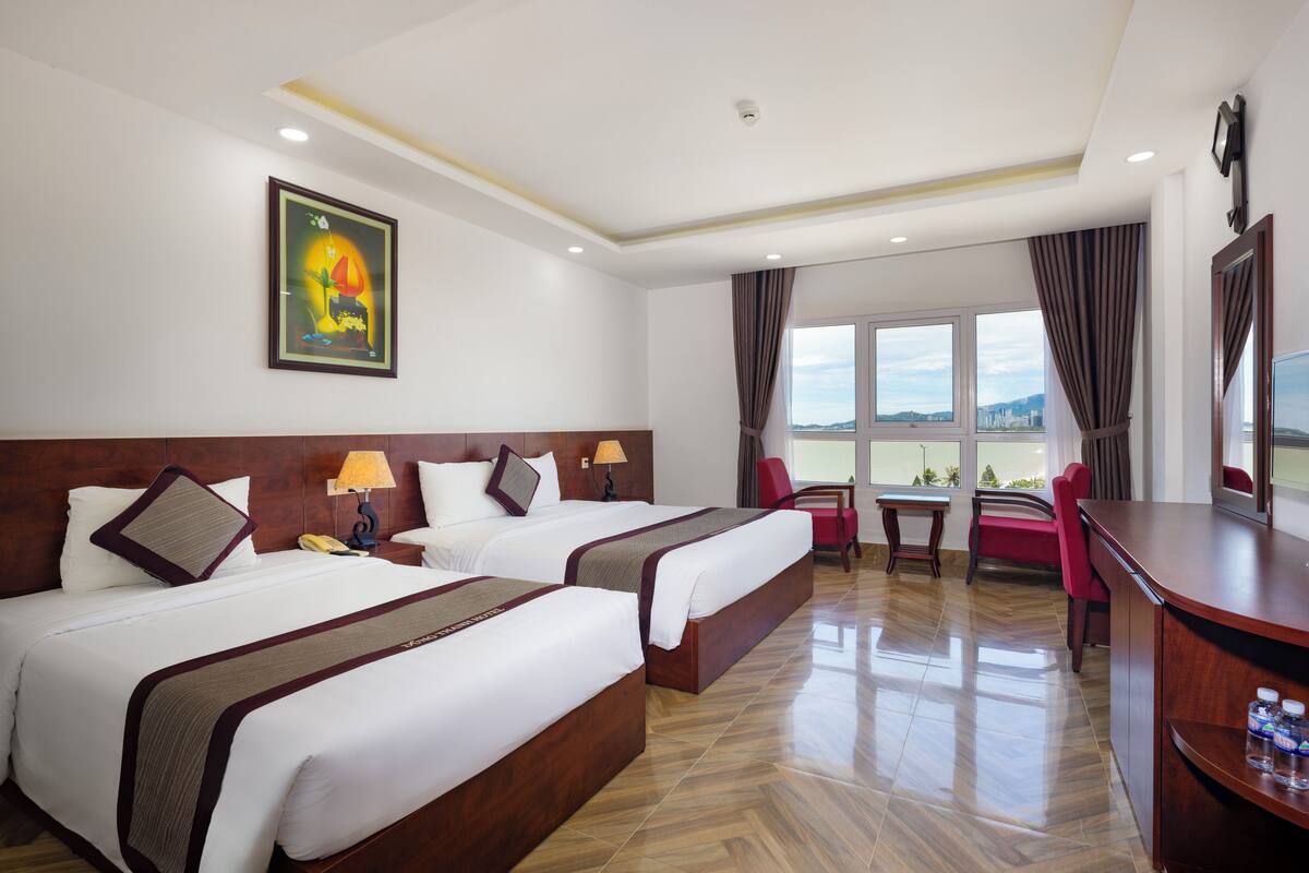 Deluxe Room, Sea View | Premium bedding, minibar, in-room safe, desk