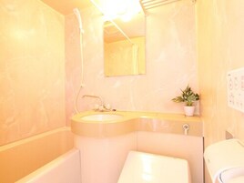 Ducha y bañera combinadas y artículos de higiene personal gratuitos