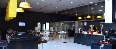 Café da manhã com buffet todos os dias (INR 250 por pessoa) 