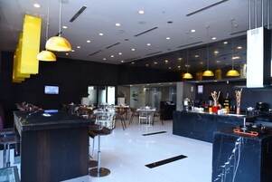 Café da manhã com buffet todos os dias (INR 250 por pessoa)