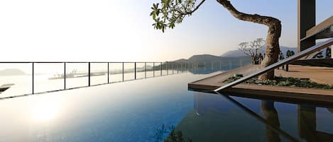 Udendørs pool, åben fra kl. 07.00 til kl. 22.00, liggestole