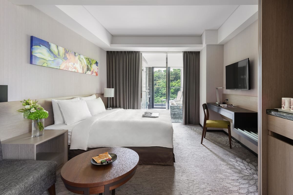 luxury king room with mountain view | 1 bedroom, premium bedding, down duvets, minibar