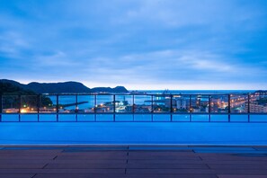 屋外プール、営業時間 7:00 ~ 22:00、サンラウンジャー、ライフガード配置