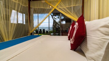 Habitación básica doble | Mobiliario individual, escritorio, espacio para trabajar con un portátil