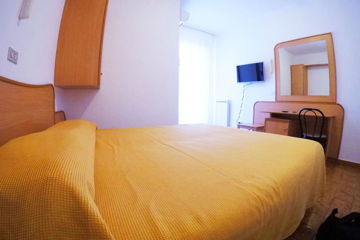 minibar, desk, free wifi, bed sheets