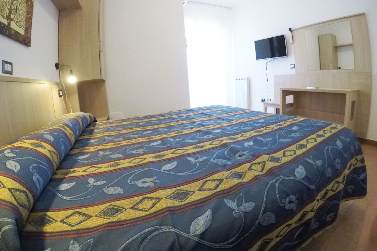 Minibar, desk, free WiFi, bed sheets
