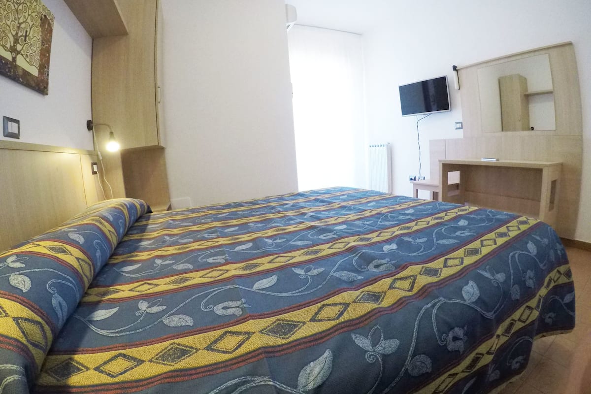 minibar, desk, free wifi, bed sheets