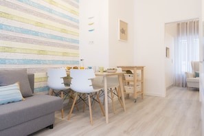 Apartment, 1 Bedroom, Ground Floor (Mar) | In-room dining