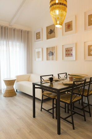 In-room dining - Home Sweet Praia (Nazaré)