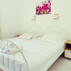 Desk, soundproofing, free cribs/infant beds, free WiFi - Spanos Apartments (Andros)