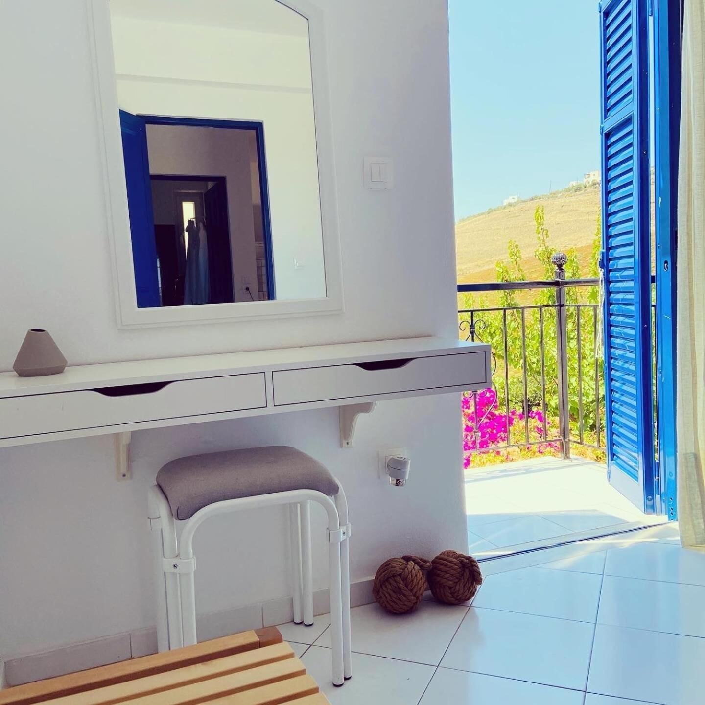 Desk, soundproofing, free cots/infant beds, free WiFi