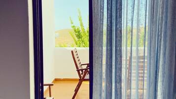 Een bureau, geluiddichte muren, gratis babybedden, gratis wifi