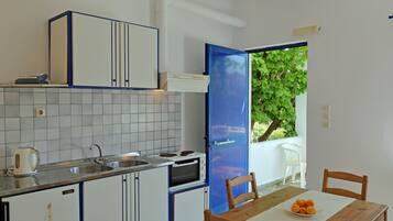 Een koelkast, een oven, een kookplaat, een waterkoker