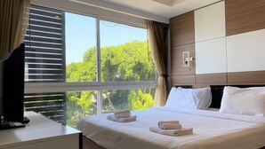 خزنة داخل الغرفة ومساحة عمل للكمبيو تر المحمول وتجهيزات عازلة للصوت