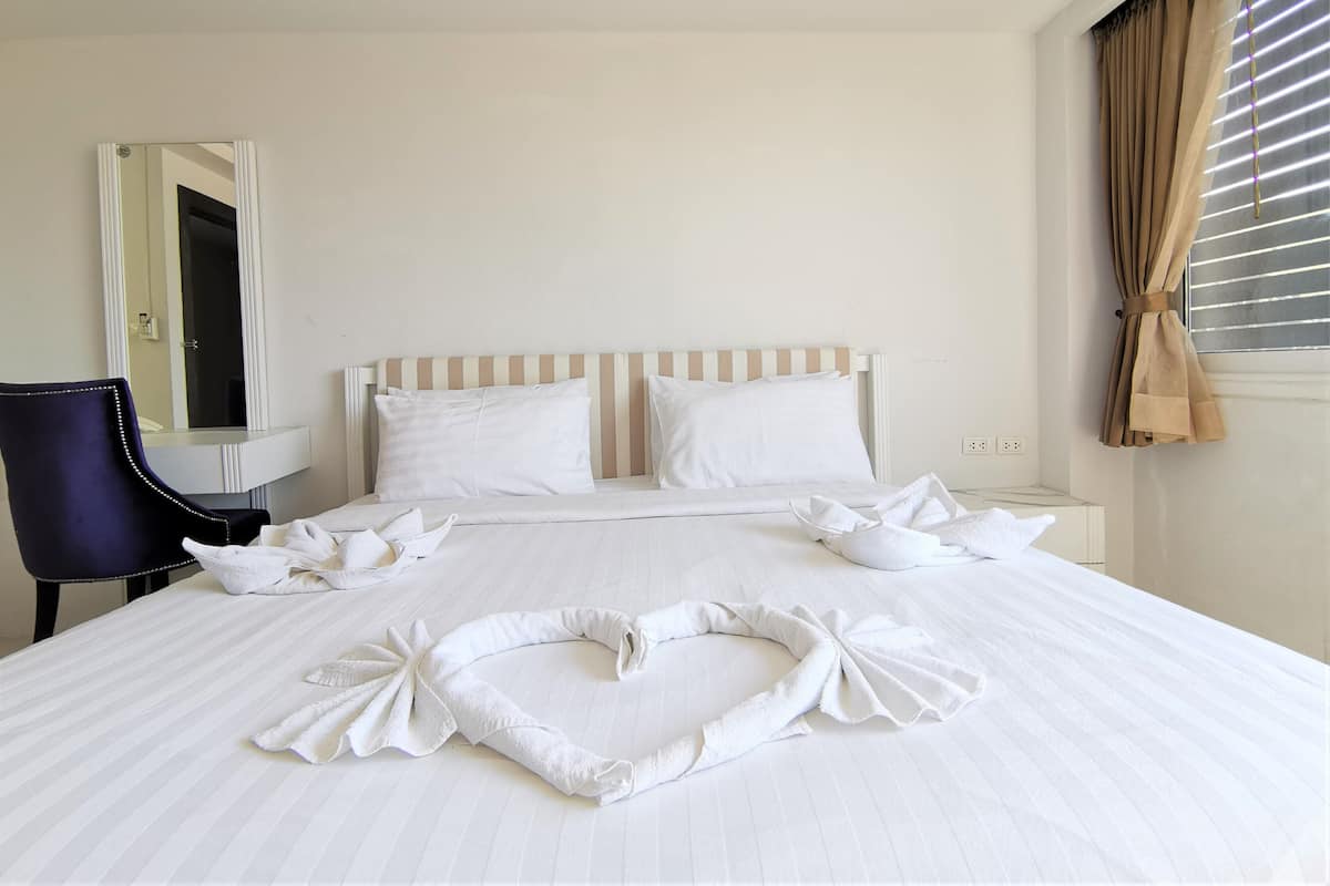 1 bedroom, in-room safe, laptop workspace, soundproofing