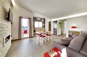 Lägenhet - 1 sovrum | Duntäcken, minibar, värdeförvaringsskåp på rummet och skrivbord