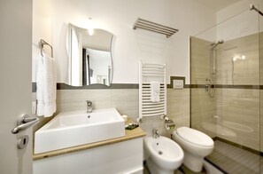 Chambre simple Deluxe | Salle de bain | Douche, articles de toilette (gratuits), séchoir à cheveux, bidet