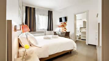 Kamar Double | Selimut bulu angsa, minibar, brankas, dan meja kerja