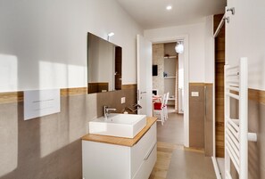 อพาร์ทเมนท์, 1 ห้องนอน | ห้องน้ำ | ฝักบัว, ของใช้ในห้องน้ำฟรี, ไดร์เป่าผม, โถสุขภัณฑ์แบบบิเดท์
