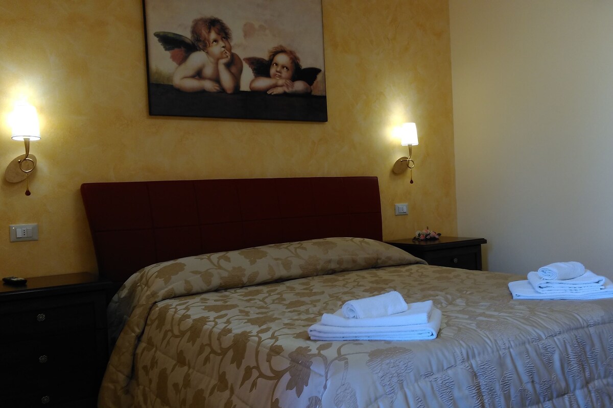 Quarto casal romântico | Escrivaninha, quartos à prova de som, berços grátis, Wi-Fi de cortesia
