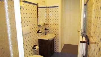 Douche, articles de toilette gratuits, sèche-cheveux, bidet