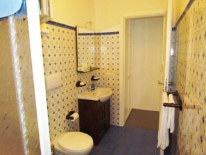 Douche, articles de toilette gratuits, sèche-cheveux, bidet