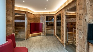 Un interior moderno con paneles de madera, una zona de estar roja y un mostrador de recepción visible.
