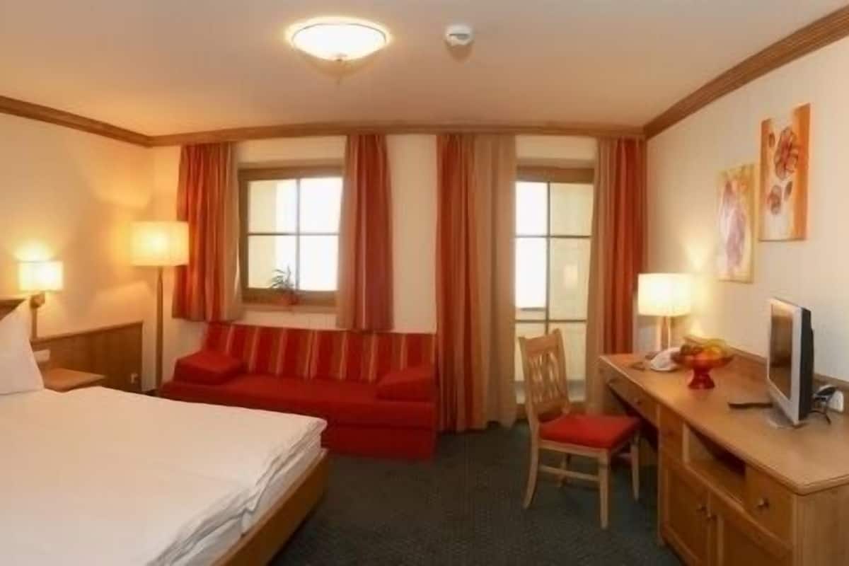Comfort driepersoonskamer, 1 slaapkamer, balkon | 1 slaapkamer, luxe beddengoed, een kluis op de kamer, een bureau