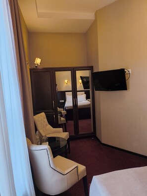 Comfort Single Room | Peralatan tempat tidur premium, peti besi dalam bilik, meja 