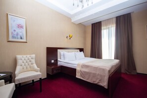 Premium bedding, in-room safe, desk, blackout drapes - Marionn Hotel (Tbilisi)