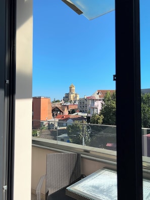 Ropa de cama de alta calidad y caja de seguridad en la habitación