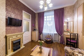Suite, 1 Bedroom | 1 bedroom, individually decorated, individually furnished, desk