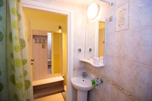 Economy Single Room | Bathroom | Shower, free toiletries, hair dryer, slippers