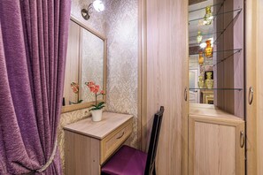 Suite, 1 habitación | Decoración personalizada, muebles diferentes y escritorio 