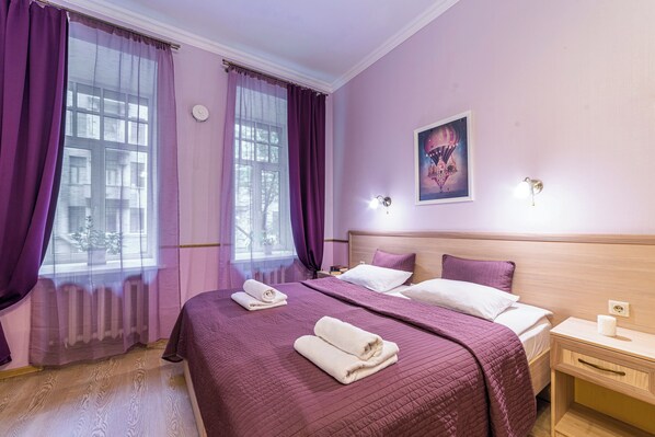 Habitación Confort con 1 cama matrimonial o 2 individuales | Decoración personalizada, muebles diferentes y escritorio 