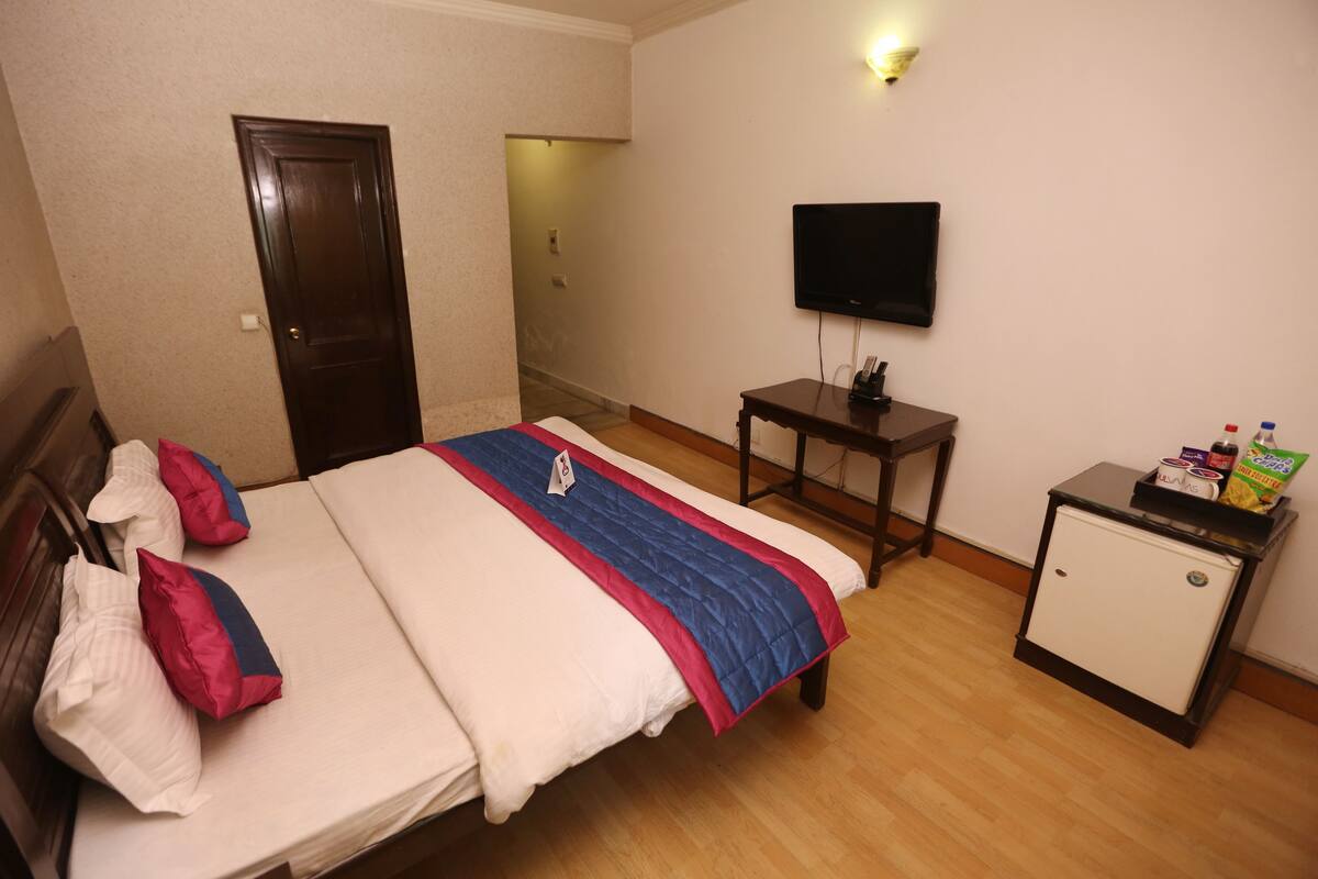 Premium bedding, in-room safe, desk, iron/ironing board