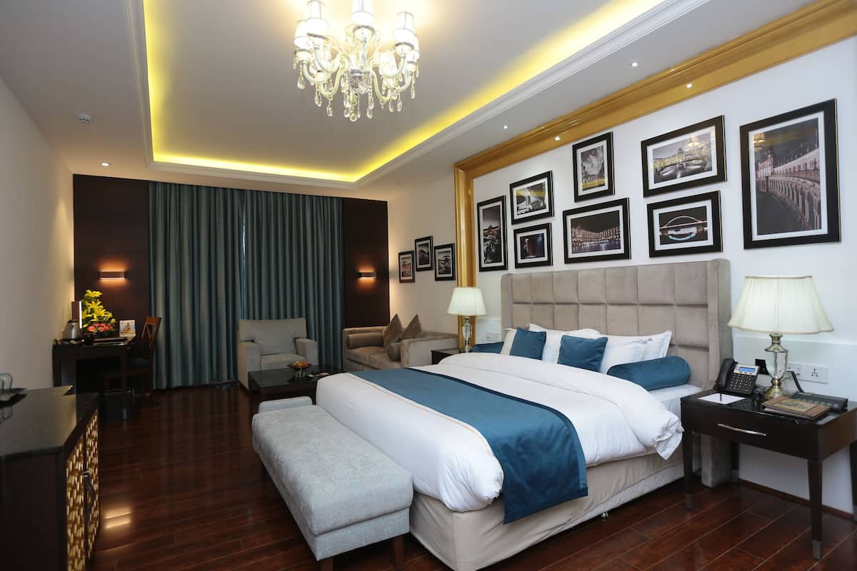 Club Room, 1 King Bed, City View | Egyptian cotton sheets, premium bedding, down duvets, memory-foam beds