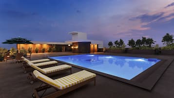 Kolam renang outdoor, dengan payung kolam renang dan kursi berjemur