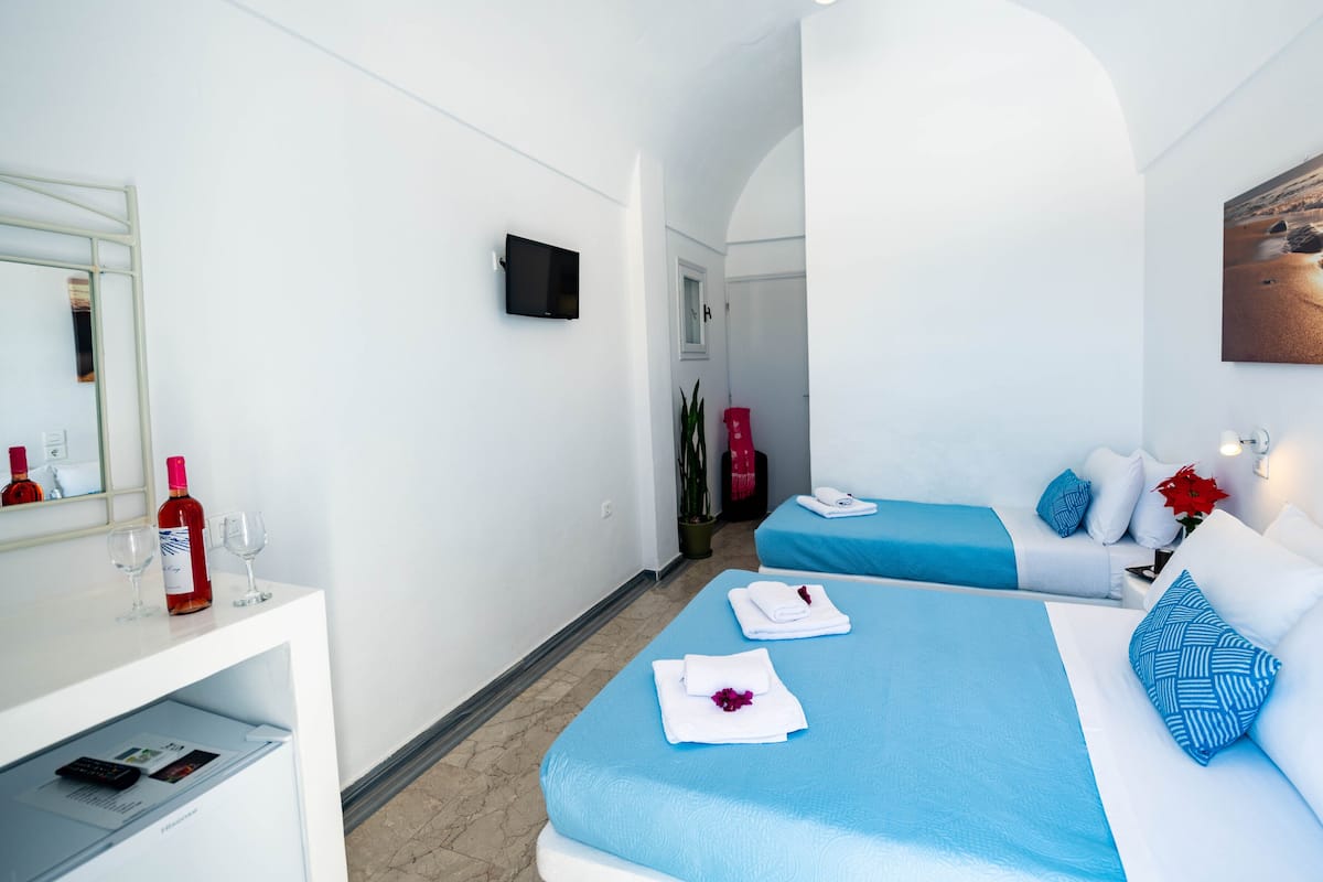 Ropa de cama hipoalergénica, muebles diferentes y escritorio